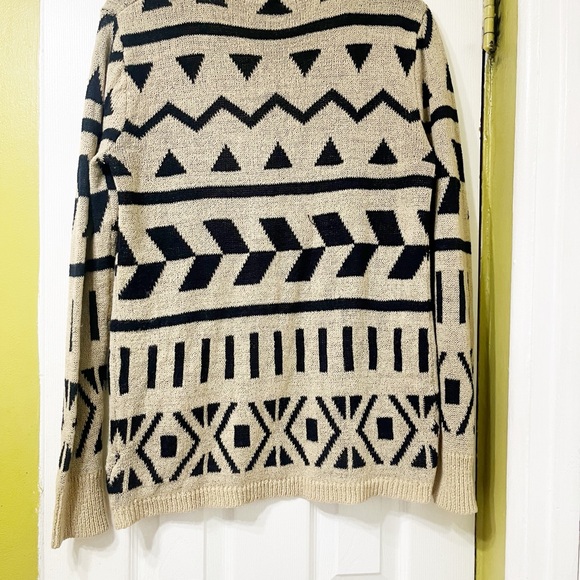 Forever 21 Pattern Sweater in good condition. - Picture 2 of 3